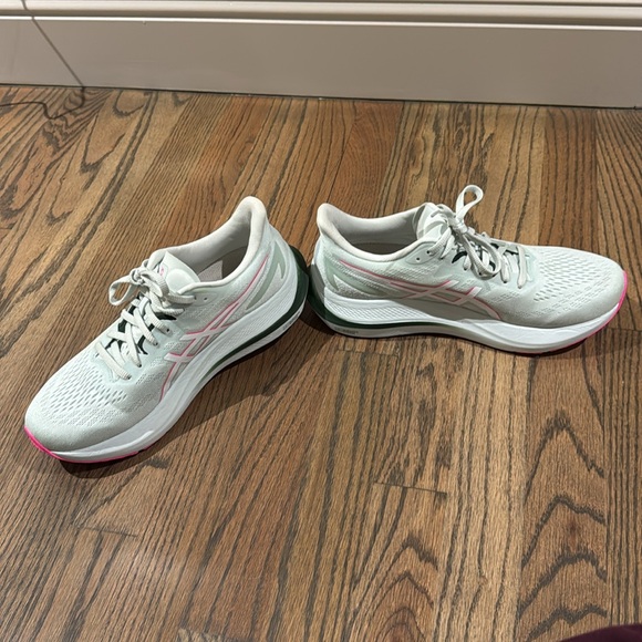 Women’s Asics GT 2000 - Picture 7 of 9